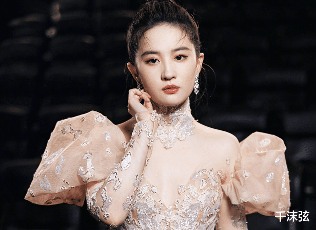 |刘亦菲定居美国富人区!戴墨镜有大姐风范,约见导演疑留美国发展