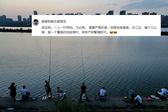 嘉陵江禁渔期结束，众多钓鱼人连夜赶往江边垂钓，网友：白禁了