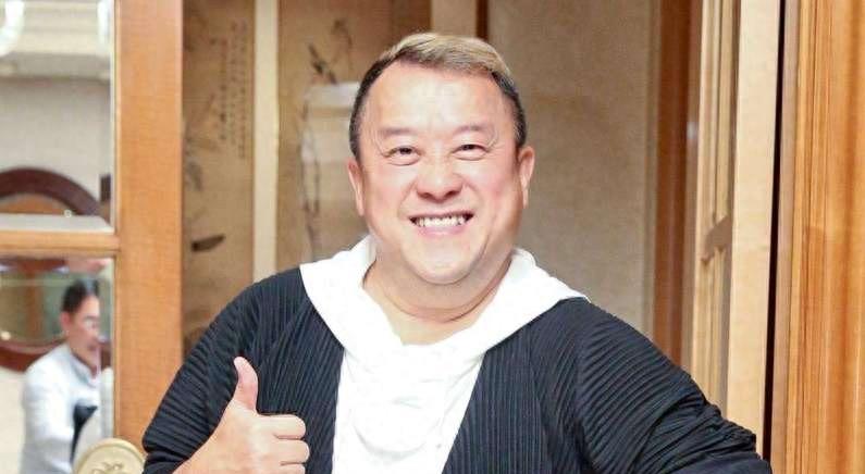 曾志伟拽的不是周冬雨的手，而是娱乐圈藏不住的丑陋，两人到底啥关系