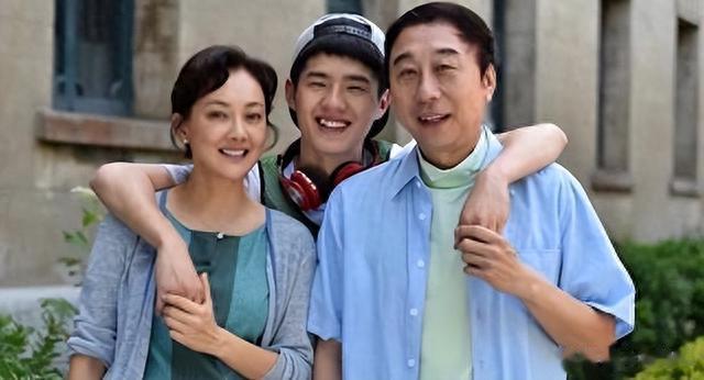 骗了我们40年！原来她是冯巩的妻子，难怪大红大紫