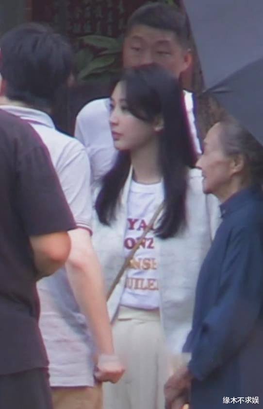 30岁杨紫《承欢记》路透，举止穿搭女强人范，眼部大片淤青引争议