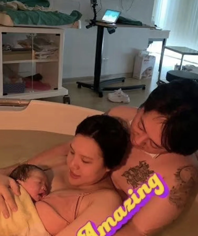 谢依霖曝“时代姐妹花”仍有联络，四人聊天群名曝光，夸杨幂面冷心善