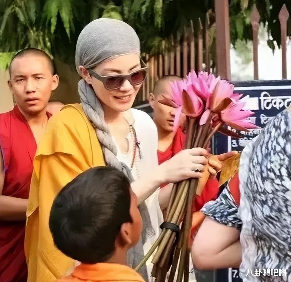 王菲穿时尚佛衣去寺庙走秀，拜佛但不入佛门，被赞时尚教主