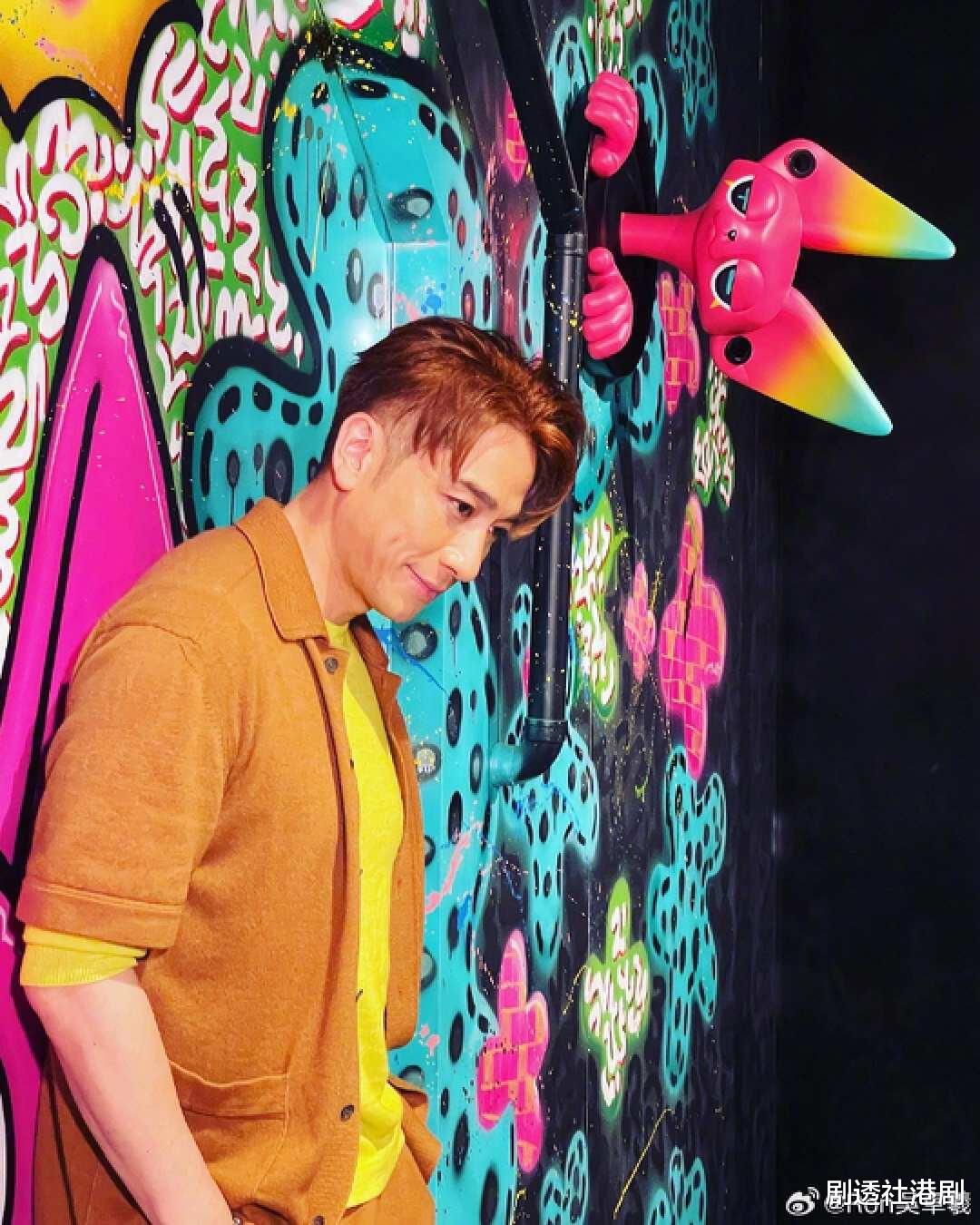 TVB前当家小生现身机场！被粉丝抓拍主动走近，却吓到大家忙后退