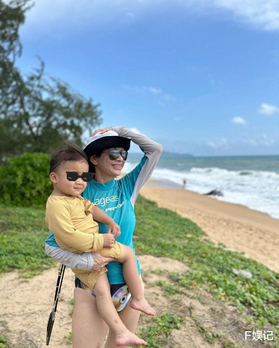余安安三代同堂出游晒温馨全家福 一家人去海边开心玩水很幸福