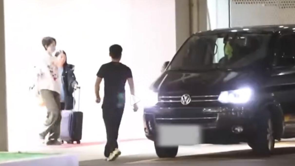 谢霆锋43岁生日低调秀恩爱，王菲飞北京被偶遇，穿平底鞋肚子凸起