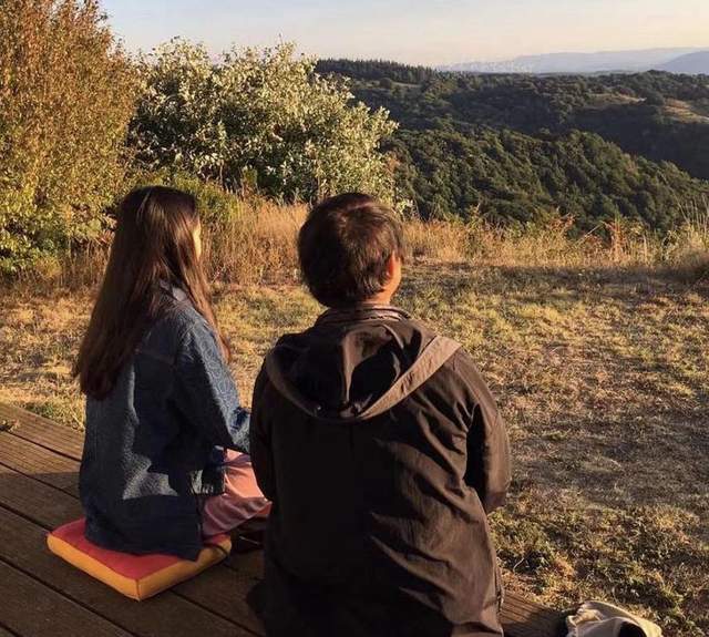 60岁李连杰消瘦露面宣传新书，书中曝女儿7岁患抑郁令他绝望无助