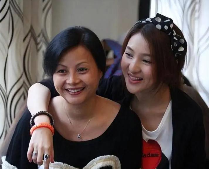 郭美美再次开始炫富,现身高级餐厅就餐,化浓妆不敢相认,承认自己的恋情