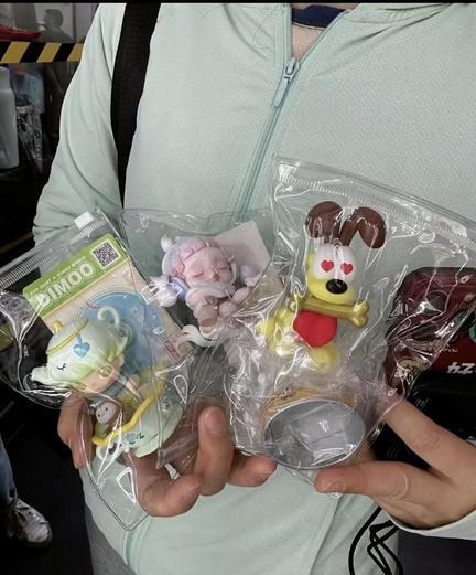 郭碧婷|郭碧婷身材发福逛玩具店，戴玉石项链名表很贵气，素颜拒绝拍照