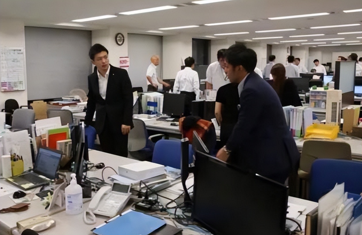 职场故事|上厕所不冲“答辩”，公司领导连发消息怒斥后开除，网友意外支持