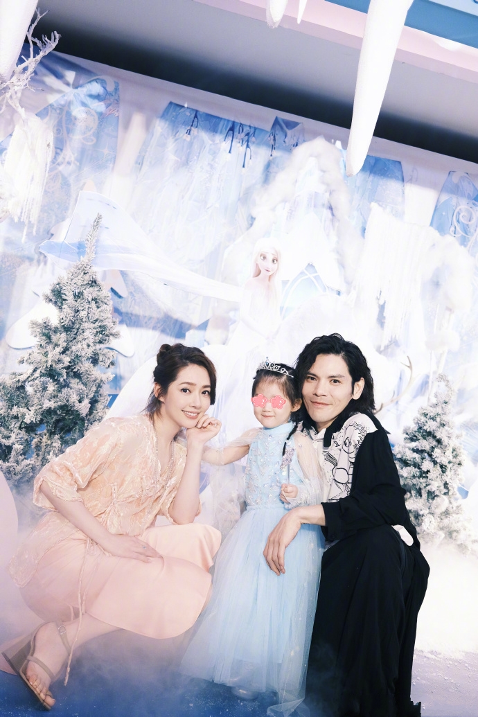 向太三岁孙女庆生,一身蓝色公主裙公主范十足,梳着小辫子超漂亮