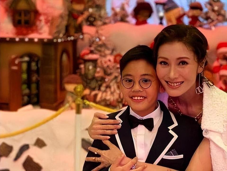 看到刘烨儿子的最新照片，才知道混血的辛酸