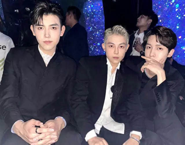 “女版陈冠希”与阿娇的恋情疑云：暧昧照片与手机壁纸引网友猜测