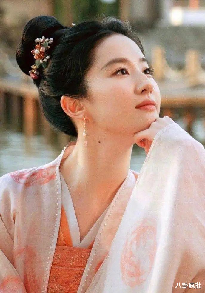 柳岩|刘亦菲亲妈和干爹陈金飞,关系非同寻常!?