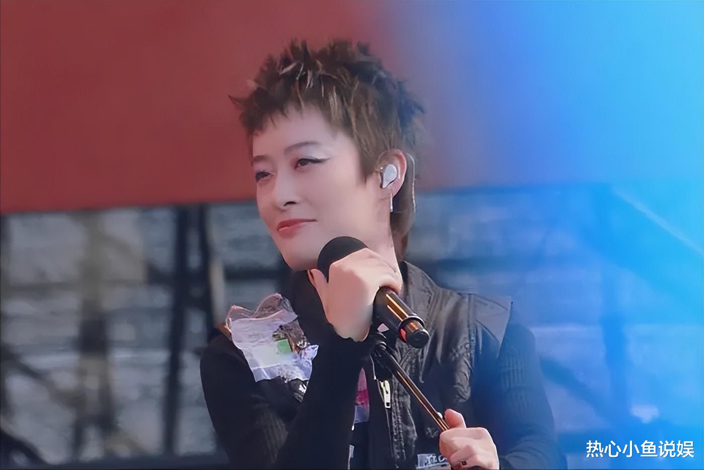 邓紫棋演唱会翻车!现场摔倒痛哭,穿婚纱疑似胸部走光,状况不断