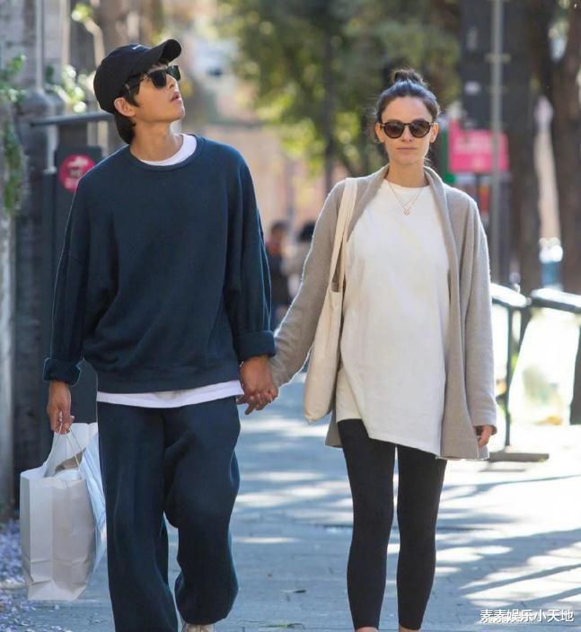 宋仲基带妻子凯蒂参加妹妹婚礼，产后4个月的凯蒂身材恢复苗条