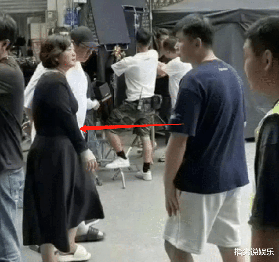 贾玲未婚生子风波后露面，暴瘦48斤显贵妇气质，恐退出《王牌8》