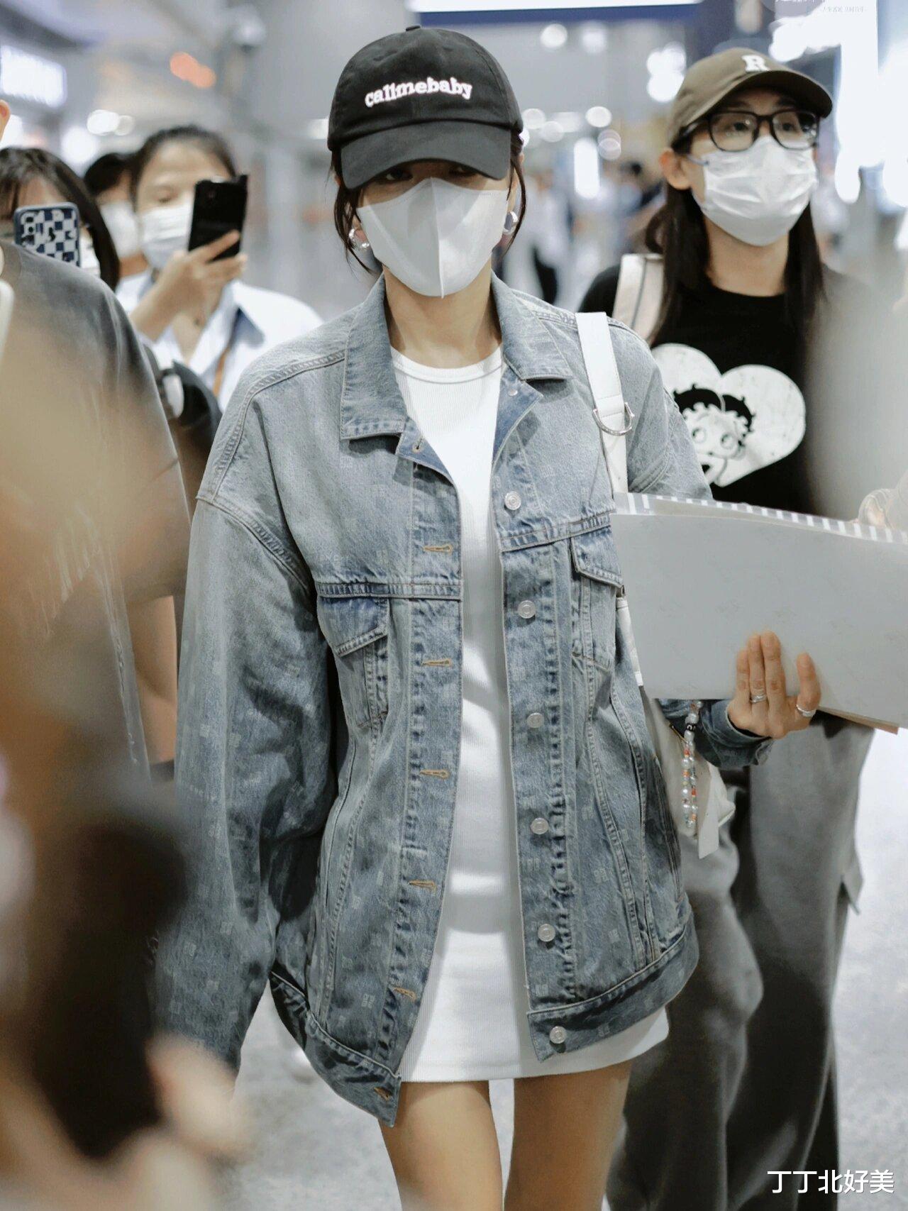 44岁秦岚带火了一种新穿法:“外面去开会,里面去夜店”,太减龄