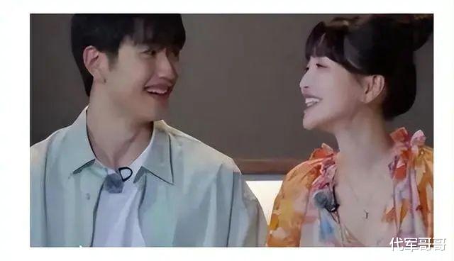 42岁金莎与小19岁男友秀恩爱，甜蜜惹人羡，网友评论亮了！