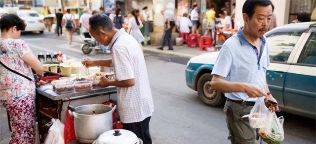 食材|故事：路边摊都往碗里放塑料袋，热汤直接往里面倒，不怕有毒吗？