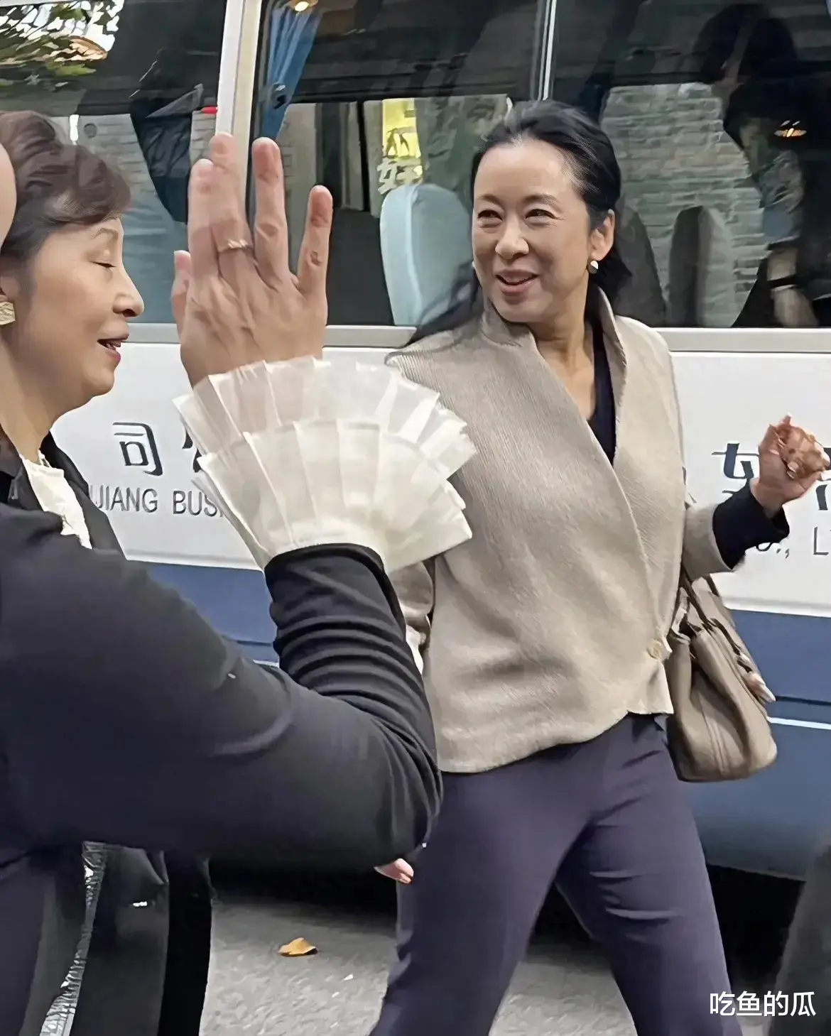 朱玲玲65岁不整容也自信，不以白为美，出门素颜，气质祥和安定