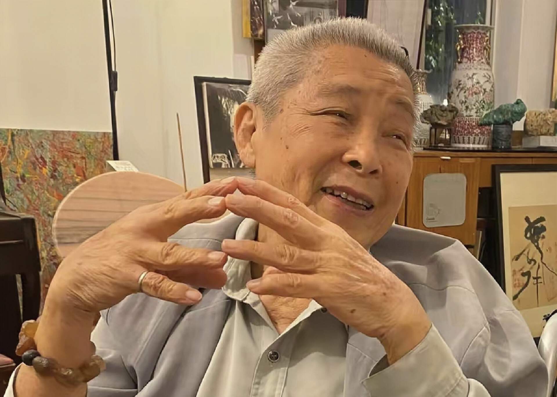 仍想复出拍戏!香港知名老戏骨周身病痛,做完手术靠轮椅代步