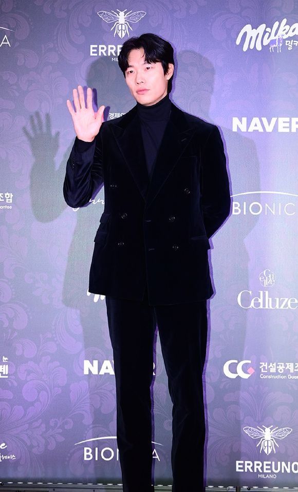 柳俊烈分手后再次升咖获影帝！生图一言难尽，郑秀晶变老脸很僵