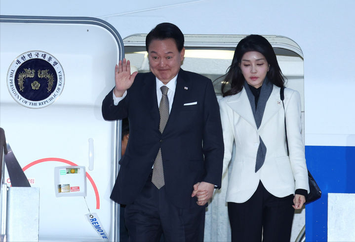 韩国第一夫人又又又出发了!启程出发荷兰,灰西装配裹身黑裙超美