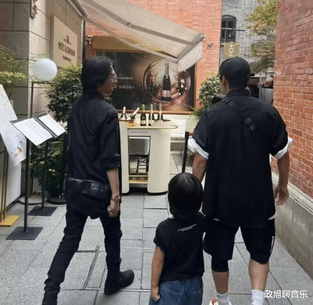 张晋带儿子与张淇聚餐，3岁张乐儿造型帅气，表情无奈好呆萌