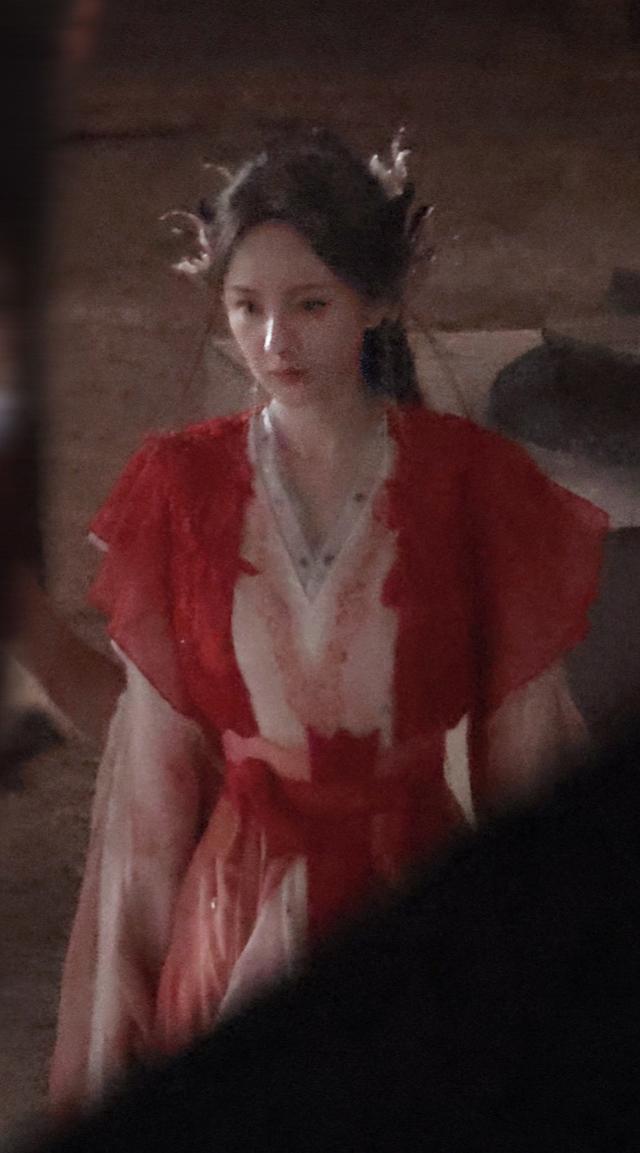 杨幂|杨幂红色纱裙路透，手叉细腰霸气外漏，眼神妩媚撩欲勾人