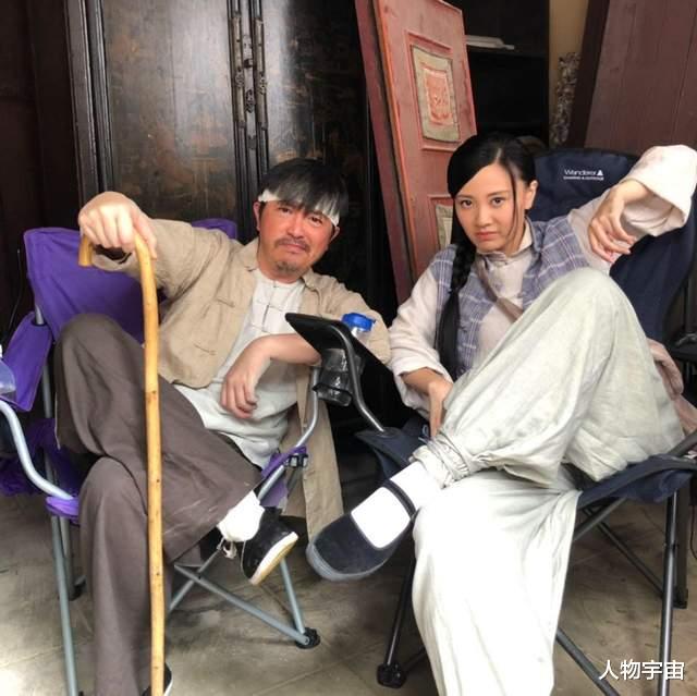 他香港名校出身,跟郭富城同学,父母羞去电视台看他,仍追演艺梦