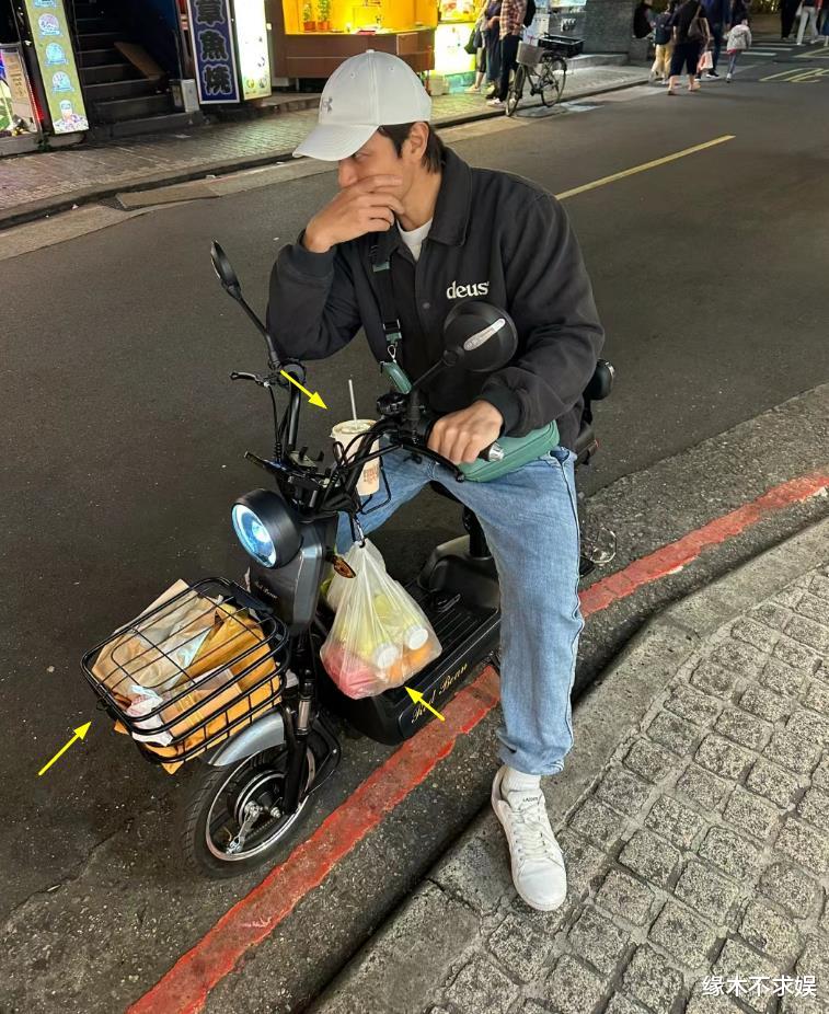 陈乔恩夫妇街头骑电动车，富豪老公穿百元外套，两人体型差太大！