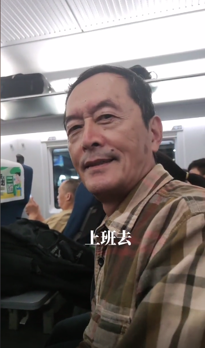 65岁老戏骨横店拍戏,独自一人背包坐高铁,感恩又有工作