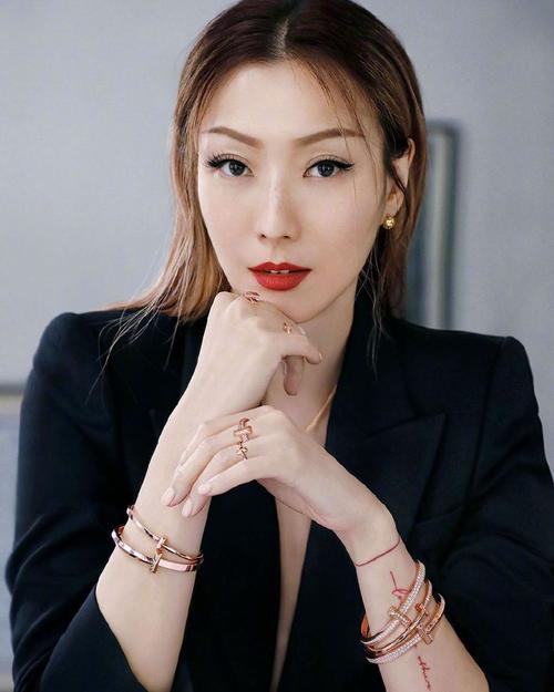 51岁郑秀文暴瘦20斤认不出!