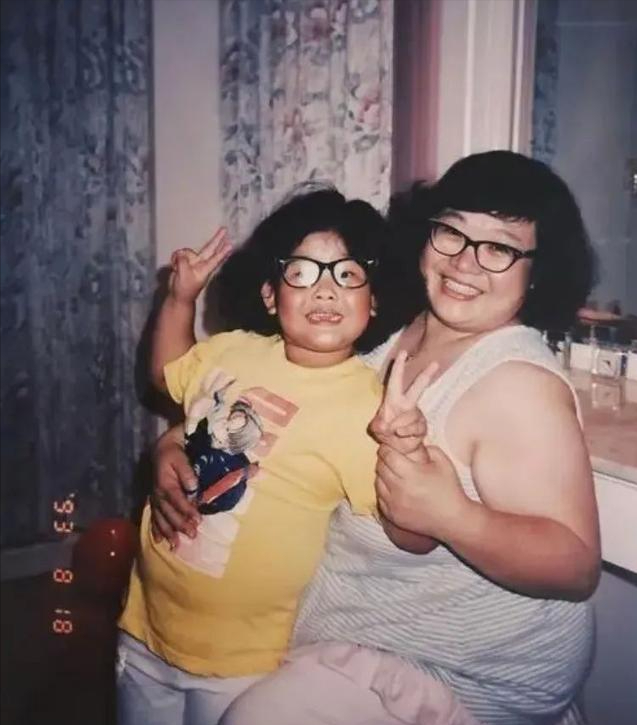 郑欣宜破楼落魄露面,6800万遗产恐被男友骗光,头发凌乱生活窘迫