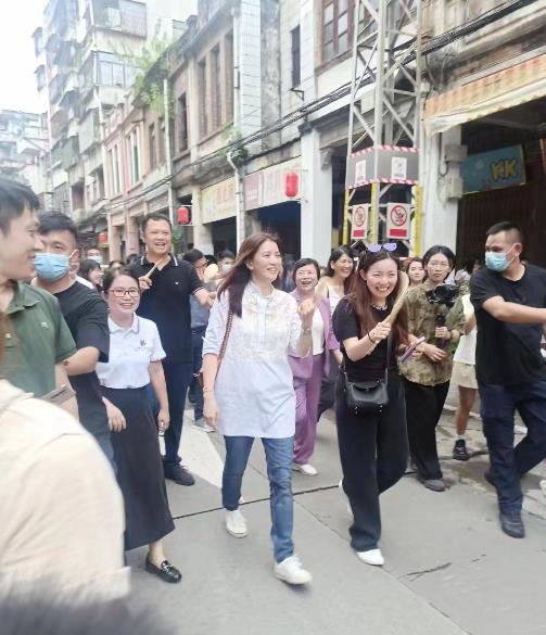 袁咏仪回老家东莞探亲，保安局长邓炳强亲自陪同，民众夹道欢迎