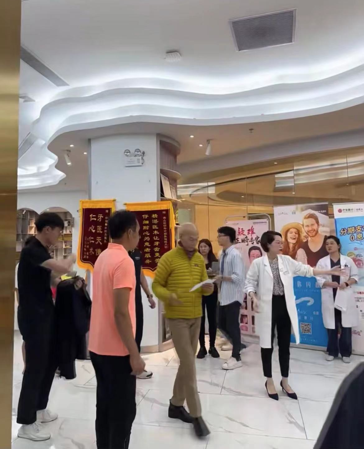 港星罗家英现身内地医院,身体状况引担忧