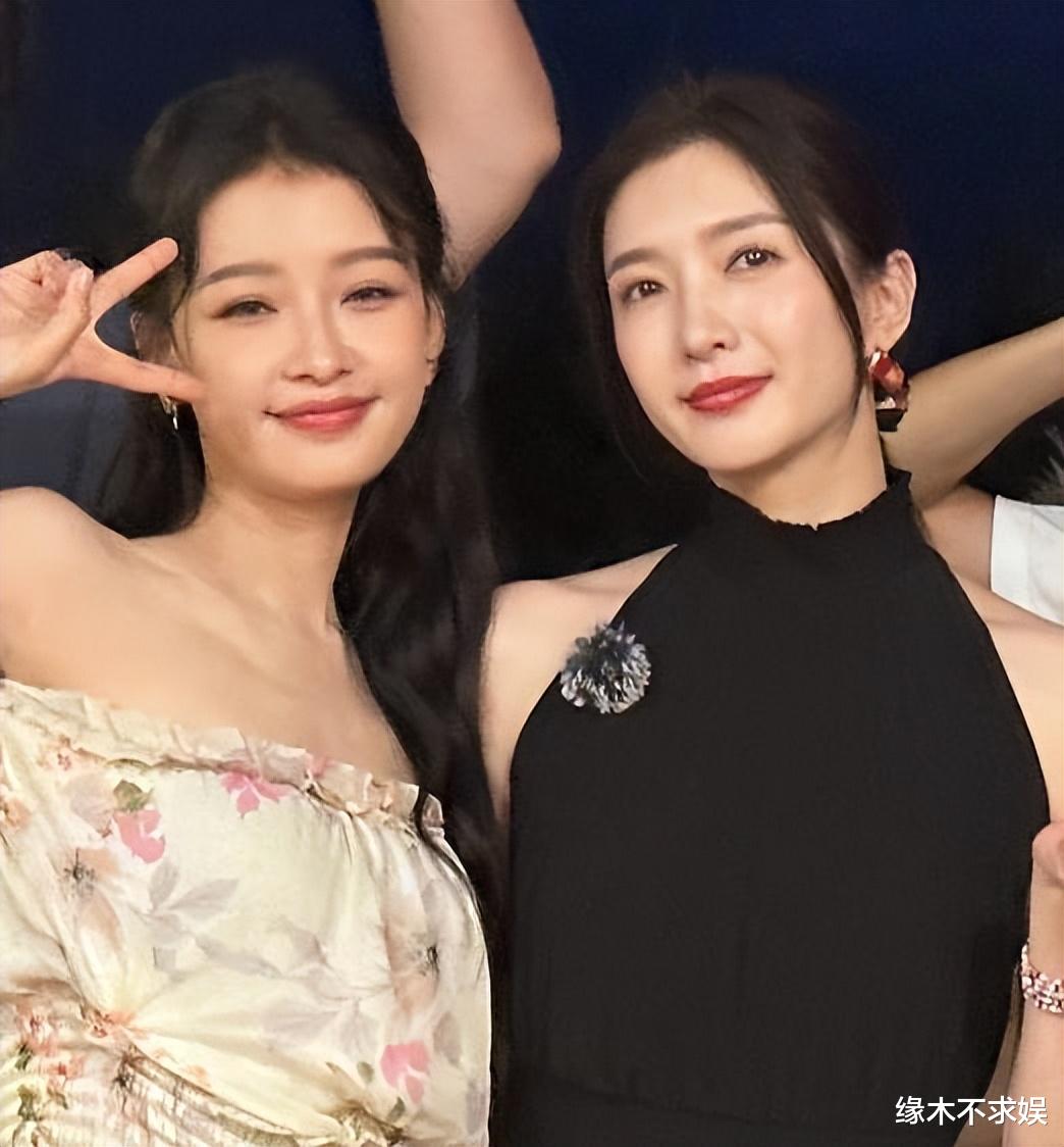 170cm孙怡沃尔玛扫楼，衣服皱巴巴本人又高又瘦，双腿暴露年龄