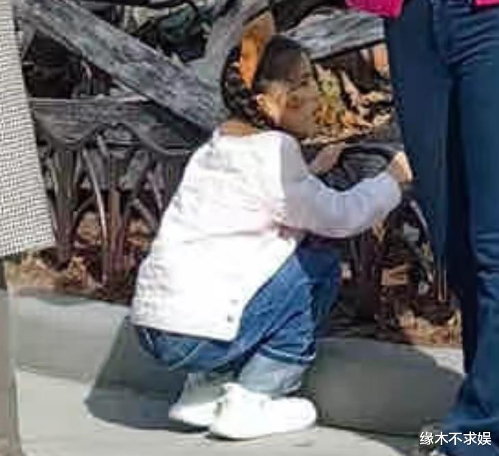 霍思燕携儿女游环球影城，10岁嗯哼越变越帅，3岁女儿酷似霍思燕