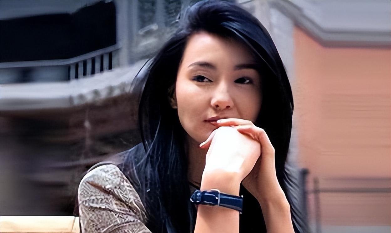 事实证明,“无夫无子”独居贫民窟的张曼玉,已走上另一条道路!