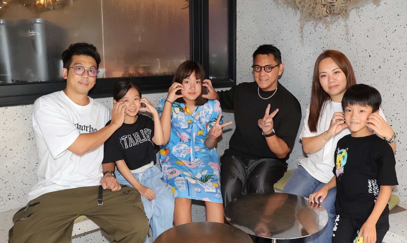 张丹峰卖力为继子打Call,23岁张镐濂五官太像洪欣,生父默默关心