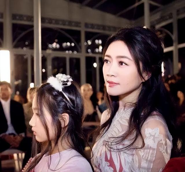 田海蓉:亿万富豪丈夫病死狱中留下130亿财产,她的选择让人泪目