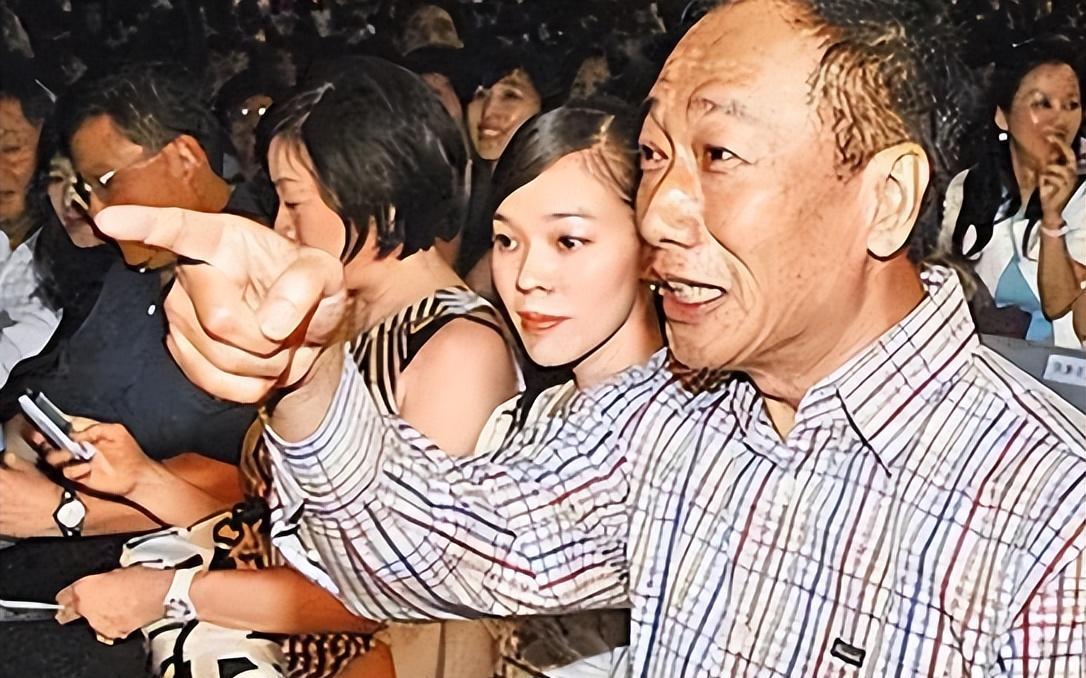 34岁成富士康老板娘,为72岁首富老公拼4胎,曾馨莹:他让我满足