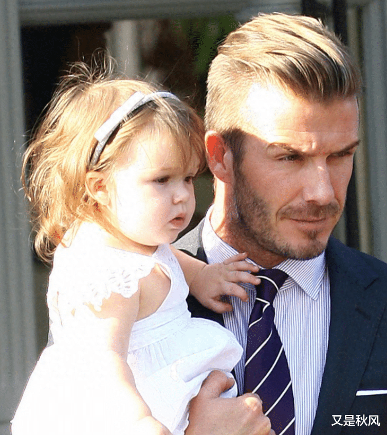 同样是不用走路的小公主，贝小七被宠上天，阿汤哥和女儿10年未见