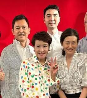 谢霆锋母亲狄波拉给丈夫庆生,动作活泼似少女,谢贤避嫌未到场