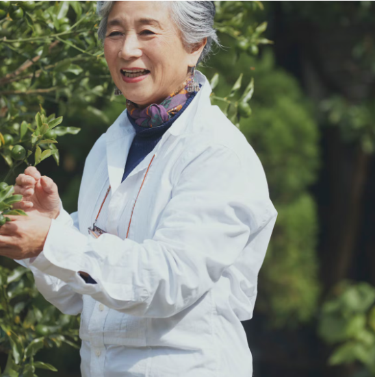 72岁银发奶奶亲身示范：不染发，不浓妆艳抹，老了也没“大妈感”