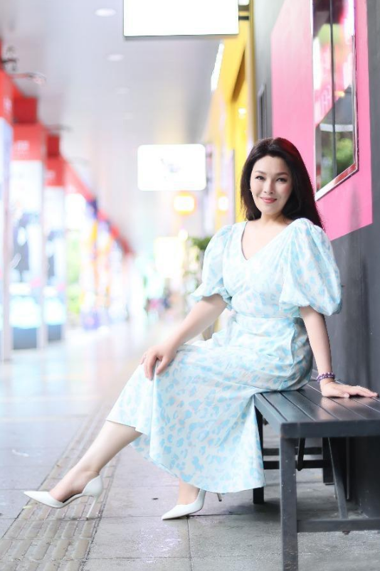 49岁港星低调婚礼，无子女计划，早年曾被误认为变性者