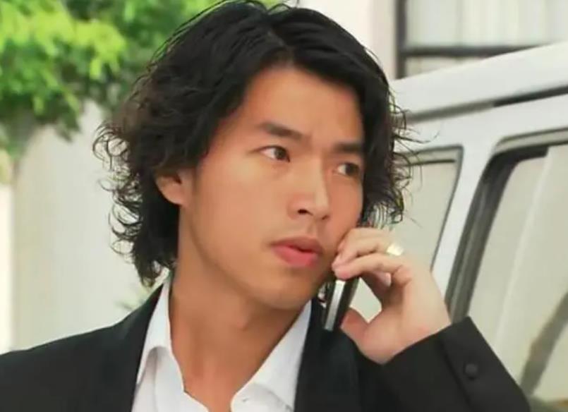 42岁李威转行卖茶具,拉生锈推车现身街头,与女友搬运沙发接地气