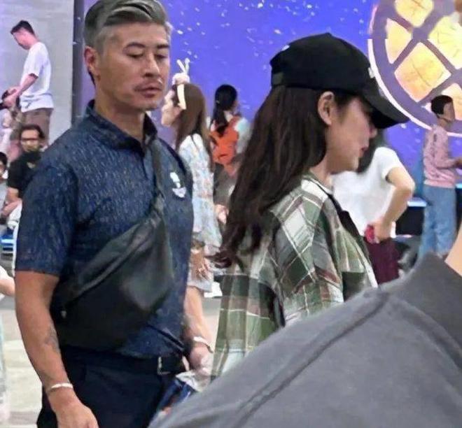 乐基儿|乐基儿自揭婚变不足2个月，与老公合体带娃被拍，感情状况成谜