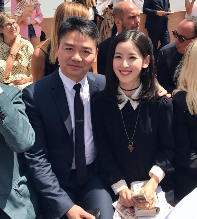 章泽天|29岁章泽天近照认不出！穿着成熟略显老态，面部消瘦下巴凸出